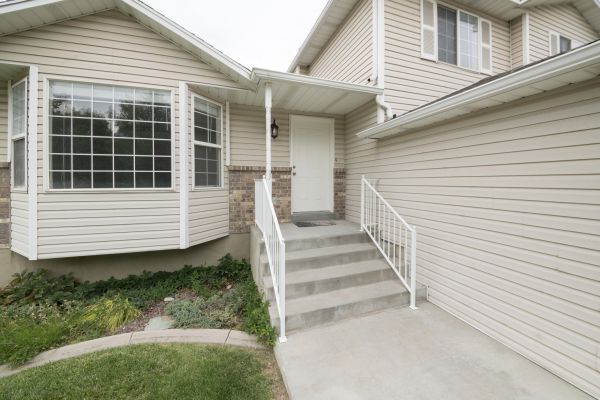 Cost of White Vinyl Siding Replacement in Fremont